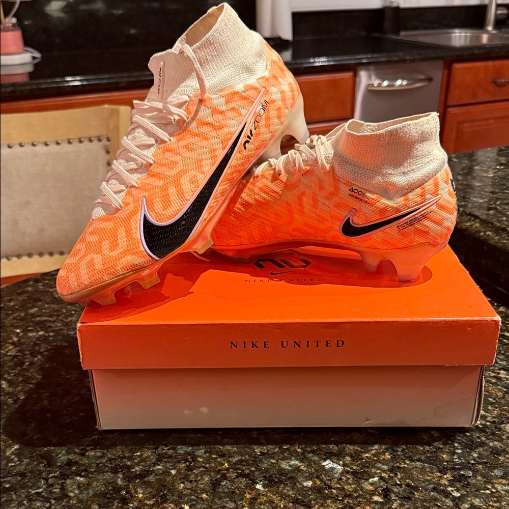 Nike United Mercurial Cleats Barely worn (ELITE VERSION MEANING TOP QUALITY)
